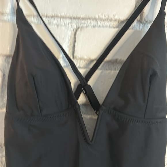 NWT CUPSHE Women Swimsuit One Piece Bathing Suit Deep V
Neck Crisscross Back - Picture 2 of 5